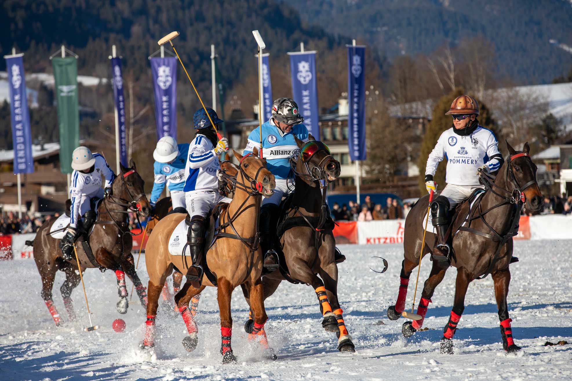 Snow Polo Spiel in Kitzbühel beim Spiel auf Schnee