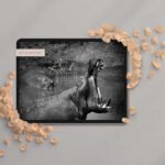 Nilpferd mit offenem Mund gähnend im Wasser in Afrika als Bildschirmhintergrund auf einem iPad