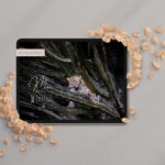 Wallpaper Mai Kalender 2027 – Dein Kalender für den Bildschirm 2 Leopard im Baum leckt sich das Maul in Afrika als Bildschirmhintergrund auf dem iPad mit Kalender